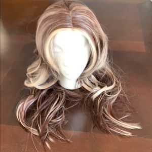 Highlighted wavy auburn wig